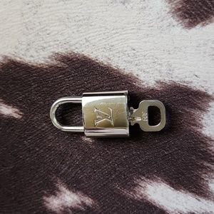 Louis Vuitton Silver padlock no 309